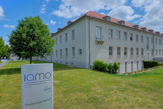 Prof. Dr. Alfons Balmann ist seit Oktober 2002 Direktor am IAMO in Halle (Saale) und Leiter der Abteilung Strukturwandel.