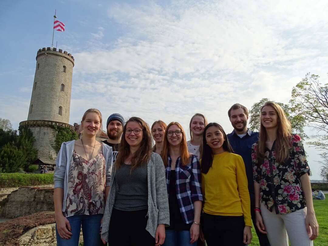 Astrid T�bber, Niklas Fante, Isabel Conze, Johanna Opgenoorth, Katharina 
Wolff, Ina Schmitt, Adila Apsara, Alexander Schulze und Nefeli Chanoutsi (v.l.n.r.) forschen an einer neuen Methode, um Pilzkrankheiten gezielt zu bek�mpfen.