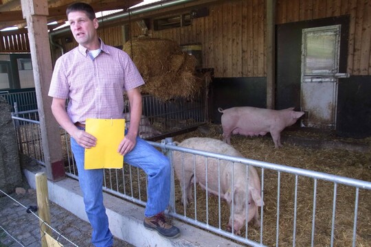 Igor Herrmann, Verwalter auf dem Hofgut Gro�tissen, stellt die dortige Zuchtsauenhaltung auf biologische Erzeugung um.