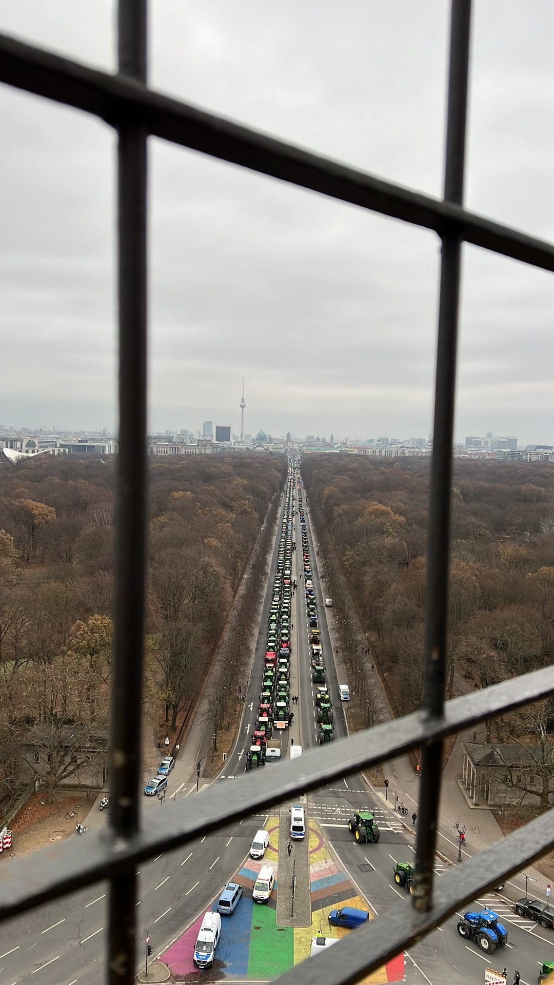 Traktoren unterwegs auf der Strasse des 17. Juni.