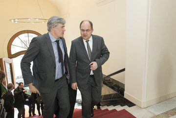 Bundeslandwirtschaftsminister Christian Schmidt (rechts) und sein franz�sischer Amtskollege St�phane Le Foll beim gemeinsamen Termin in Berlin.