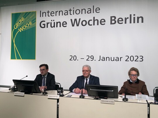 Wolfgang Schleicher, Gesch�ftsf�hrer des ZDG, Friedrich-Otto Ripke, Pr�sident des ZDG und Bettina Gr�fin von Spee, Vorsitzende des VDP (v. l.), stellten sich am 19. Januar 2023 der Presse.