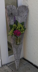 Blumiger Willkommensgruß an der Haustür.