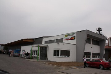 Im Eingangsbereich finden die Kunden den neuen Agrarmarkt mit den B�ror�umen. Im Erdgeschoss sind die Mitarbeiter der Energietochter �Energie direkt" (EDi) untergebracht. Im Anschluss an den Agrarmarkt steht die neu errichtete Lagerhalle mit Hochregal- und Blocklagern sowie zwei Pflanzenschutzr�umen. 