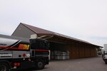 Lose-Düngemittelhalle mit zehn Einzelboxen und Multifunktionslager vorn links.