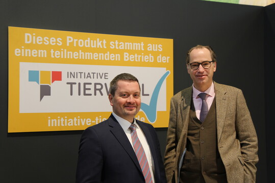 Robert R�mer (li.) und Dr. Alexander Hinrichs von der Initiative Tierwohl.