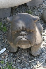 Vorsicht bissiger Hund - Steinkunst in der Hofstätter Mühle.