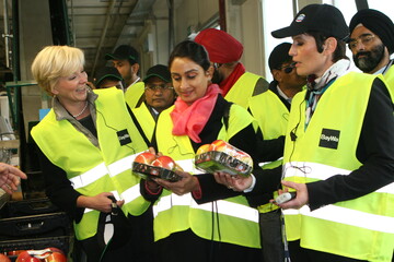 Einen Eindruck von hochmoderner Aufbereitung von �pfeln erhielt die indische Ern�hrungsministerin bei ihrem Besuch im BayWa-Obstgro�markt in Kressbronn. BayWa-Obstspartenleiterin Christine Bell (l:) und Carolin Metzger von der BayWa Ravensburg (r:) f�hrten durch den Betrieb.