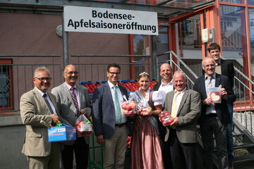 Mit Vertretern aus Politik, Berufsstand und Vermarktung wurde am Obstgroßmarkt Salem-Frucht die Bodensee-Apfelsaison eröffnet (v. l.): Lothar Riebsamen (MdB), LVEO-Präsident Franz Josef Müller, Minister Peter Hauk, Apfelprinzessin Michaela Herz, Martin Hahn (MdL), Regionsvorsitzender Helmut Jäger sowie Rainer und Simon Wielatt.