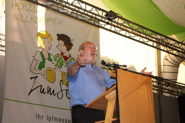 Begeisterte mit seiner Kritik und Sicht der Dinge die Besucher der Bauerkundgebung: Udo Pollmer im Festzelt �Zum Senz� auf der Bopfinger Ipfmesse.