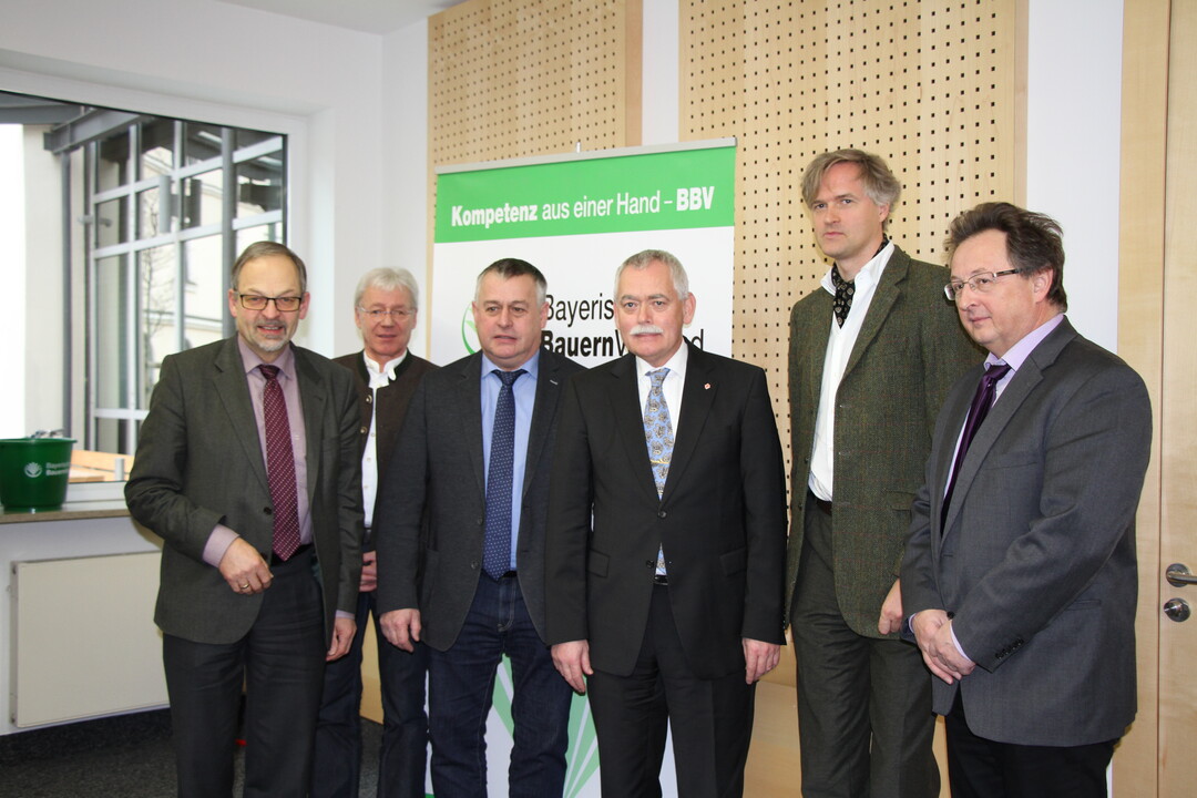 Für den süddeutschen Weg setzen sich ein (v. l.): Klaus Mugele, Vizepräsident Landesbauernverband Baden-Württemberg (LBV), Josef Weiß, Bayerische Landesanstalt für Landwirtschaft, Walter Heidl, Präsident Bayerischer Bauernverband (BBV), Konrad Ammon, Landesinnungsmeister Fleischverband Bayern, Dr. Wolfgang Hansen, Veterinärrechts-Experte und Autor des Gutachtens, und Dr. Andreas Randt, tierärztlicher Leiter Tiergesundheitsdienst Bayern (TGD).