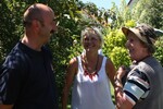 Petra und Gerhard Knaus im Austausch mit einer Gartenfahrtteilnehmerin (r.).