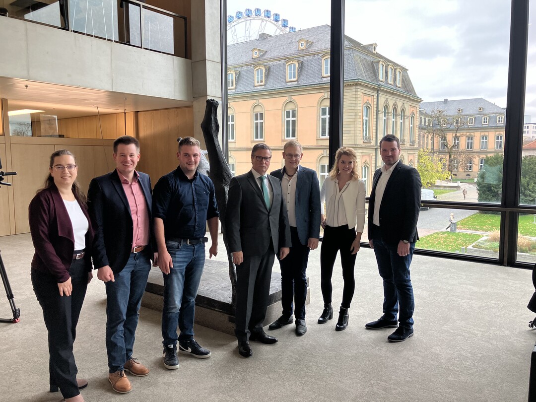 Besuch beim Minister (v. l.): Andrea Bauer, Referentin im Landesbauernverband; Simon Sperling, Felician Schäfer, Landwirtschaftsminister Peter Hauk, Peter Treiber Vorsitzender im Arbeitskreis, Miriam Knapp und David Gutjahr.