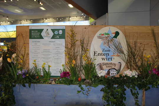 Halle 22: Beim "Entenwirt" gab es allerlei Leckeres vom Federvieh.