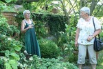 Ulrike Jauch (l.) erläutert ihre unterschiedlichen Gartenräume in dem weitläufigen Areal in Blönried.