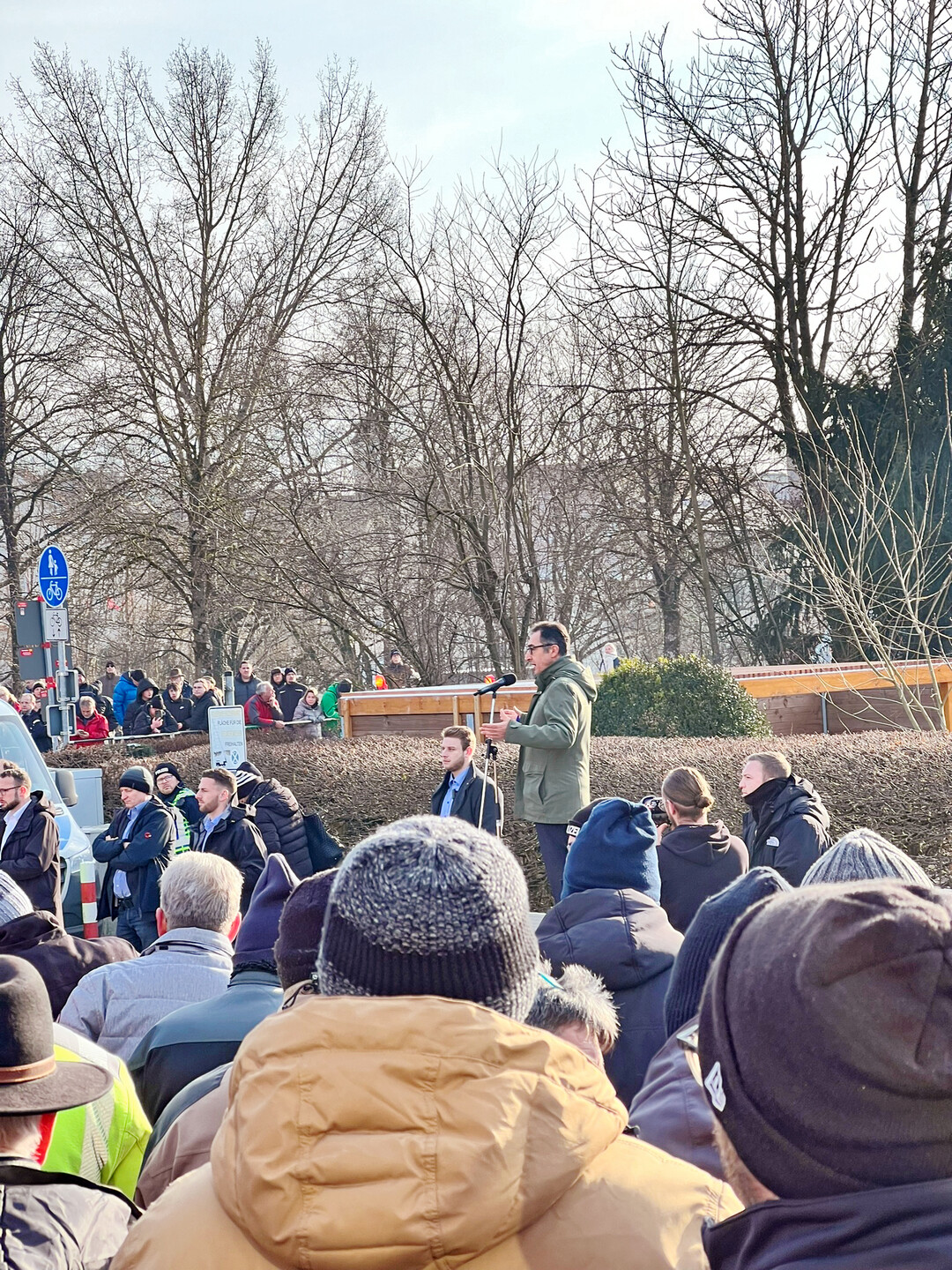 Cem �zdemir diskutierte mit den vor der Halle demonstrierenden Landwirten.