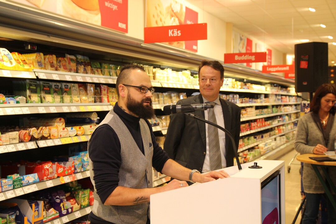Produktstart der Regionalmarke Albgemacht in Ehingen: Jochen Widmann (l.), Inhaber des �rtlichen Rewe-Markts, und der T�binger Regierungspr�sident Klaus Tappeser. Im Hintergrund Adelheid Schnitzler vom Biosp�rengebiet Schw�bische Alb, eine der Initiatorinnen der neuen Regionalmarke.