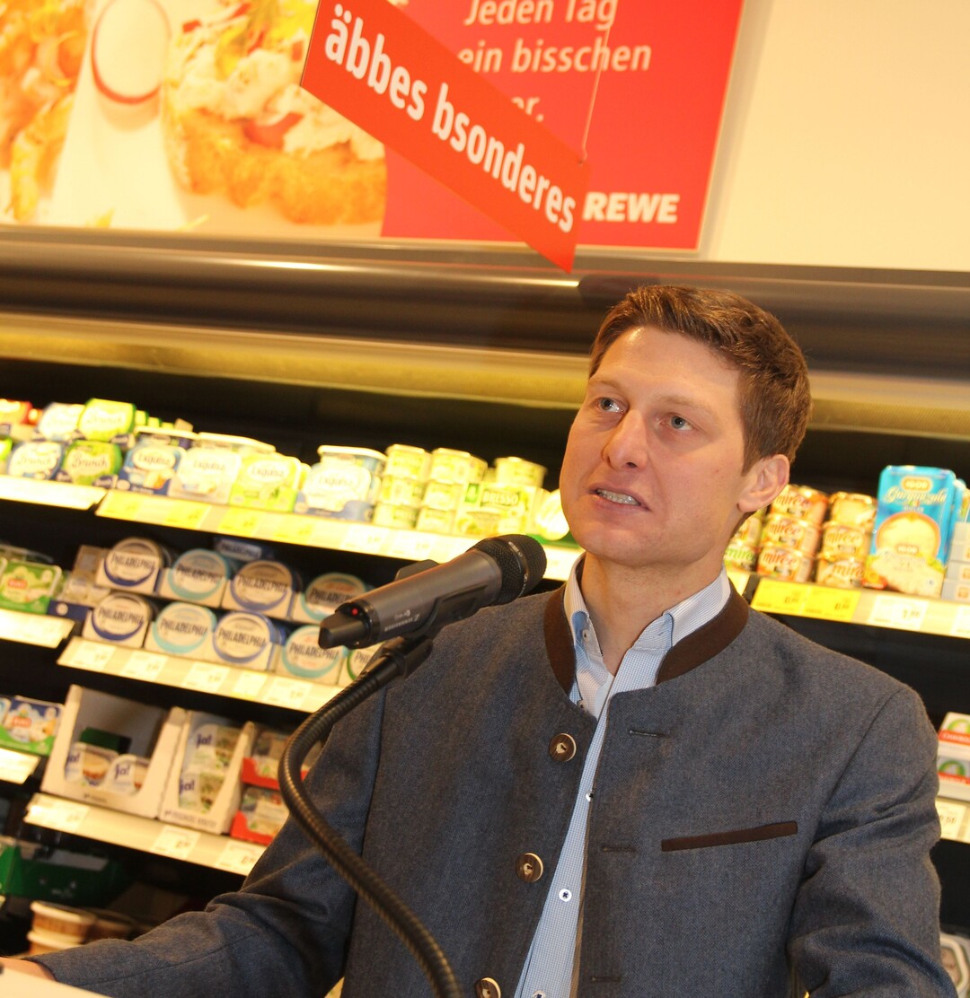 Vereinsvorstand Julian Schmid, Molkereimeister und gelernter Landwirt, betreibt mit der Familie in Bremelau eine Hofmolkerei und ist einer von sieben Mitgliedern aus Landwirtschaft und Verarbeitung des Vereins.