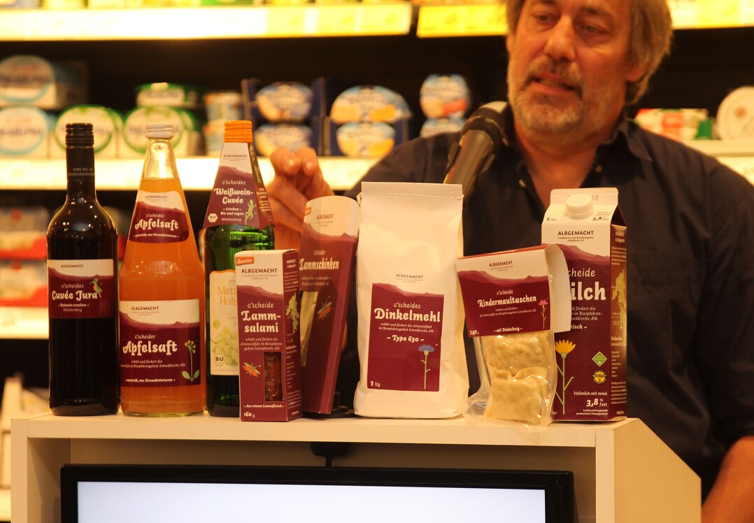 Thomas von Mackensen von der gleichnamigen Sch�ferei in Gomadingen steuert Lammsalami und Lammschinken zu der Marke Albgemacht bei. Die weiteren Produkte: ein Rotwein der Weing�rtnergenossenschaft Hohenneuffen-Teck, ein Apfelsaft der Edelbrennerei Huber in Beuren, ein Wei�wein der Weing�rtnergenossenschaft Metzingen-Neuhausen, ein Dinkelmehl der Lichtensteinm�hle in Honau, Rindermaultaschen der Metzgerei Oskar Zeeb in Reutlingen und Milch der Hofmolkerei Schmid in Bremelau. 