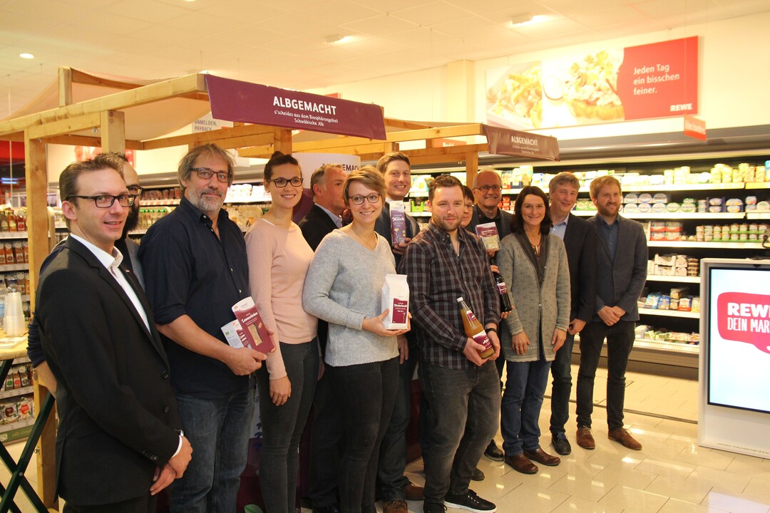 Initiatoren, Vereinsgr�nder, Landwirte, Verarbeiter und Lebensmitteleinzelh�ndler stellten sich nach der Markteinf�hrung f�r ein Gruppenbild zusammen. 