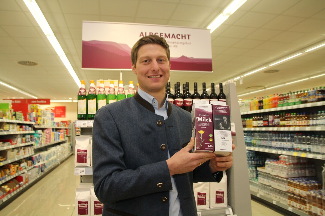 Julian Schmid, Vorstand des Vereins Albgemacht e. v., im Rewe-Markt in Ehingen vor dem eigenst�ndigen Regionalregal.