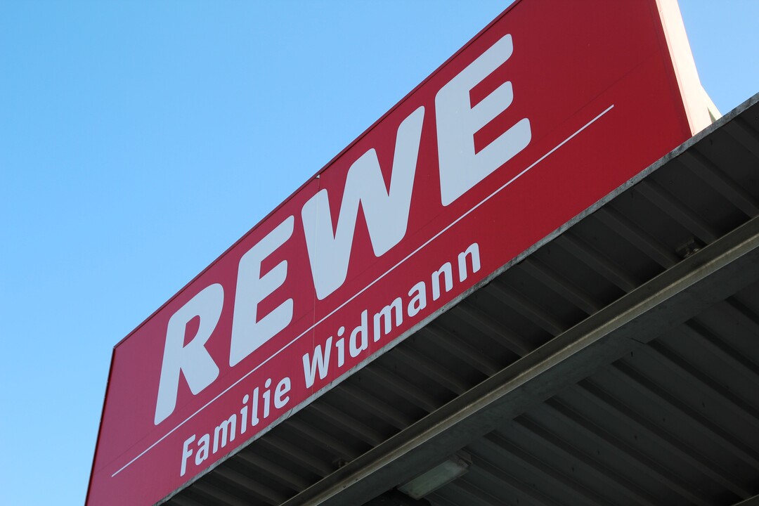Die Einzelhandelskette Rewe vertreibt die neue Regionalmarke Albgemacht zun�chst in sieben weiteren M�rkten rund um Ehingen. Bei Bedarf kann das Vertriebsgebiet auf weitere Gemeinden und Regionen ausgedehnt werden. Ob und wann, das wird die Verbrauchernachfrage und das Interesse der H�fe zeigen.