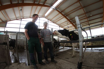 Daniel Laub (l.) unterst�tzt seinen Vater Josef Laub gern im Stall.