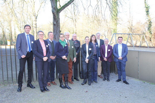 Die Referenten des Fachgespr�chs Nutzgefl�gel (v. l.): Dr. Rudolf Span, Dr. Ursula Gerdes, Prof. Dr. Robby Andersson, Prof. Dr. Nicole Kemper, Friedrich-Otto Ripke, Dr. Dietrich Rassow, Dr. Barbara Storck, Prof. Dr. Silke Rautenschlein, Prof. Dr. Timm Harder, Dr. Matthias Voss und Bj�rn Oberl�nder.