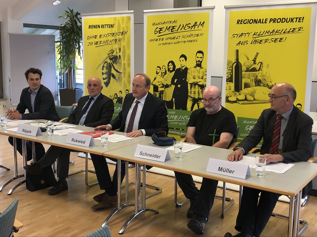 (v. l.) Patrick Elsner, Moderator und Pressesprecher im BLHV; Werner R�pple, Pr�sident des Badischen Landwirtschaftlichen Hauptverbandes (BLHV); Joachim Rukwied, Pr�sident des Landesbauernverbandes in Baden-W�rttemberg (LBV), Kilian Schneider, Pr�sident des Badischen Weinbauverbandes und Franz Josef M�ller, Pr�sident des Landesverbandes Erwerbsobstbau.