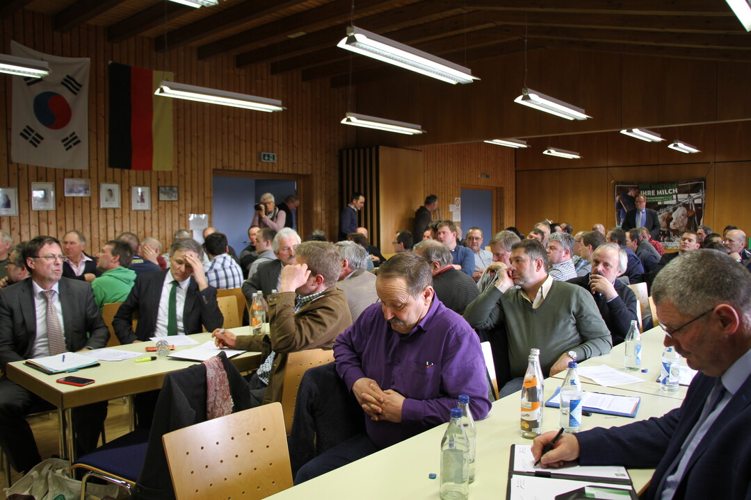 Strahlender Sonnenschein und ausstehende Arbeit konnte die 90 Besucher der Fachtagung nicht auf dem heimischen Betrieb halten.