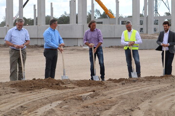 Bei der Arbeit (von links):&nbsp; Hans-J�rg Friedrich und Reinhard Oerther, Vorst�nde, Christian Deyerling, Aufsichtsratsvorsitzender,&nbsp;Mike Bollongino, Architekt, und Adrian Blank, Verantwortlicher f�r die Projektsteuerung bei Drees & Sommer, Mannheim. 