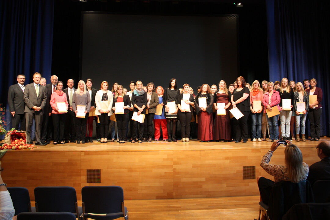 Mit strahlenden Gesichtern haben die Hauswirtschafterinnen ihre Urkunden entgegengenommen. Zur erfolgreichen Berufsabschlusspr�fung gratulierten ihnen von links Dr. Kurt Mezger vom Regierungspr�sidium Stuttgart, Regierungspr�sident Johannes Schmalzl, die