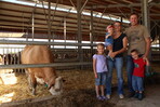 Zufrieden mit dem neuen Stall: Monika und Heiko Fritz mit ihren Kindern Luisa, Anton und Baby Emil