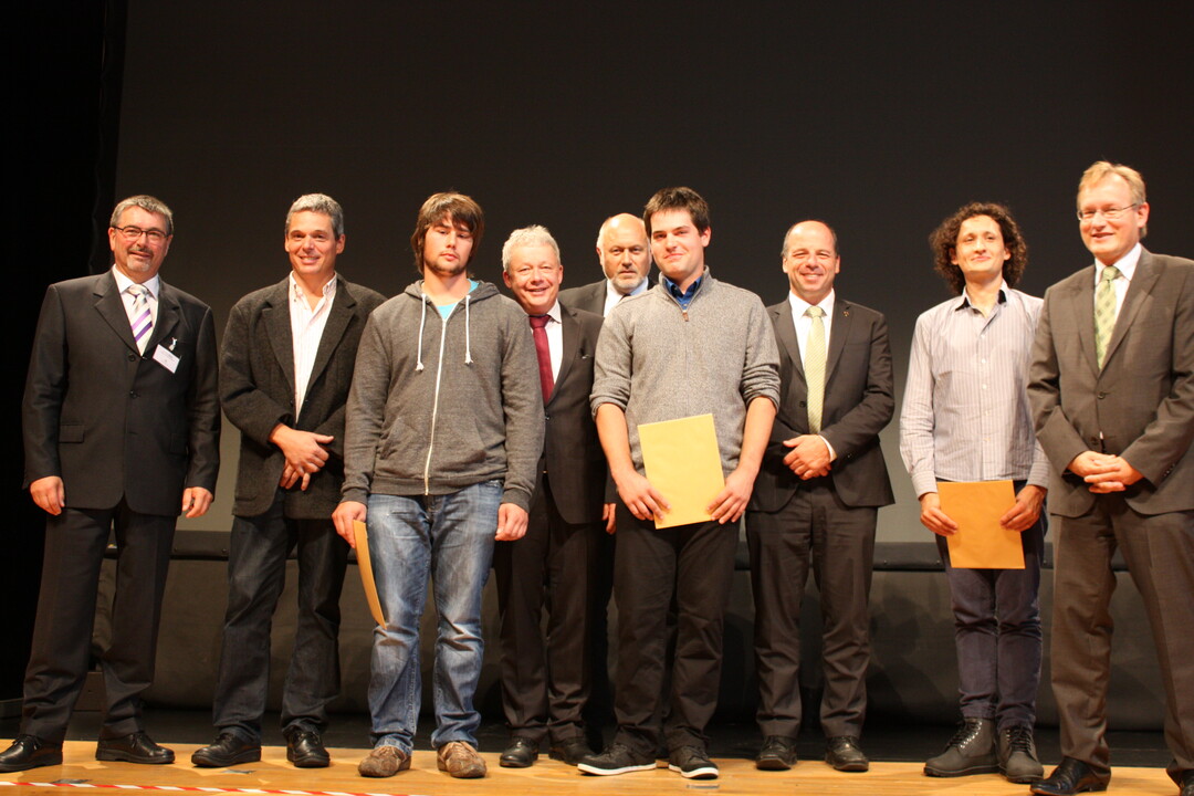 Die frisch ausgebildeten Winzer und der Imker (2. v. r.) mit den Landtagsabgeordneten , Regierunspr�siden Schmalzl (r.) und Dr. Kurt Mezger