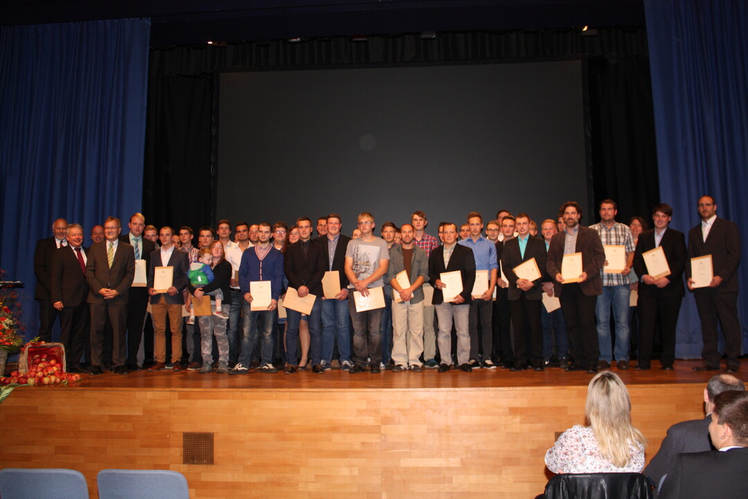 Erste Gruppe der Landwirtinnen und Landwirte nach der Urkundenverleihung zum erfolgreichen Berufsabschluss.