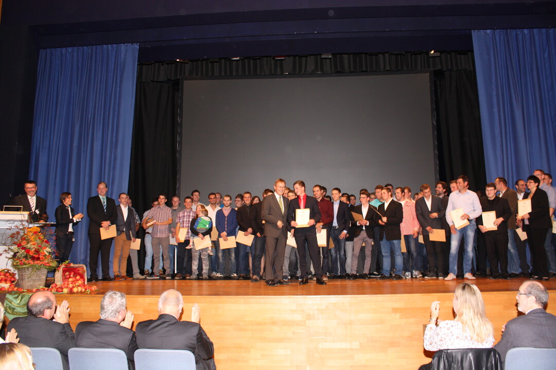 Auch die zweite Gruppe von Landwirtinnen und Landwirten das Abschlussjahrgangs 2015 freuen sich �ber ihre erfolgreich bestandene Pr�fung.