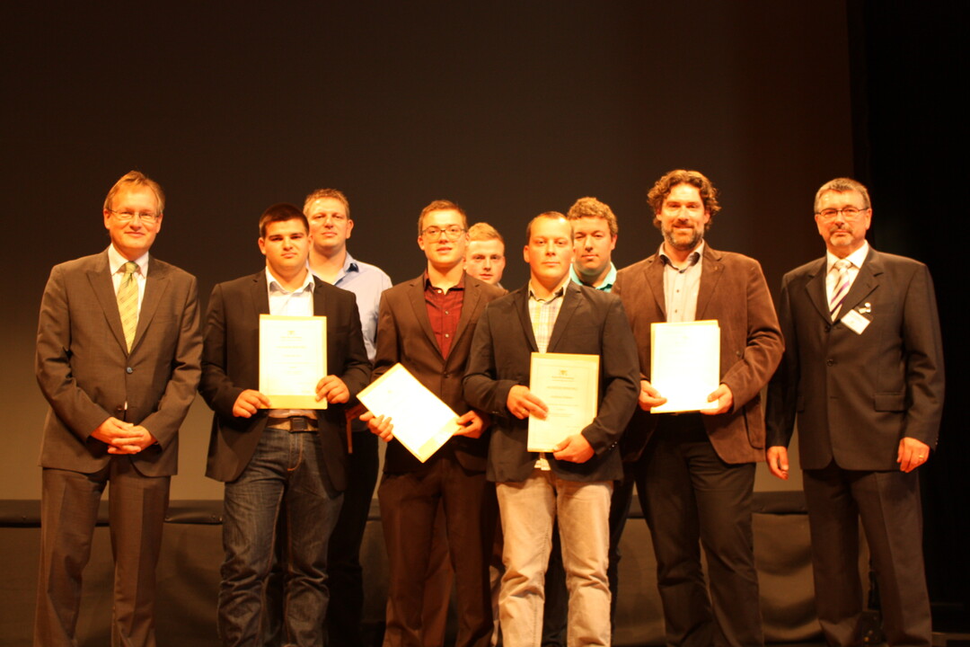 Die Jahrgangsbesten 2015 in der Landwirtschaft mit Dr. Kurt Mezger (r.) und RP-Pr�sident Johannes Schmalzl (l.)