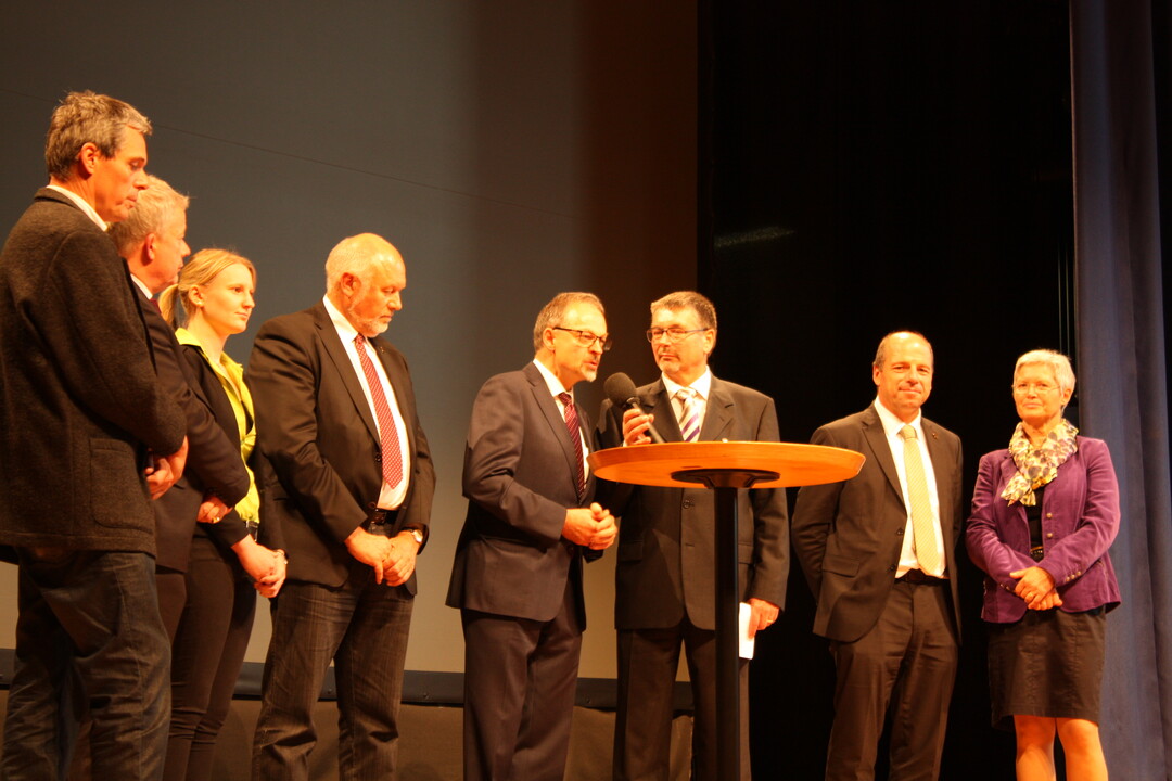 Interview zu eigenen Berufserfahrungen am Stehtisch: v. l. Weinbau-Vizepr�sident Peter Albrecht, Arnulf von Eyb, Landjugendvorsitzende Stefanie Mergenthaler, Friedrich Bullinger, LBV-Vizepr�sident Klaus Mugele, Moderator Dr. Kurt Mezger, Martin Hahn und H