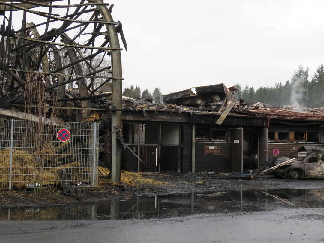 Das Heu- und Strohlager (links) wurde ebenfalls ein Raub der Flammen.