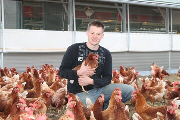 Simon Sperling vor seinem Hühnermobil