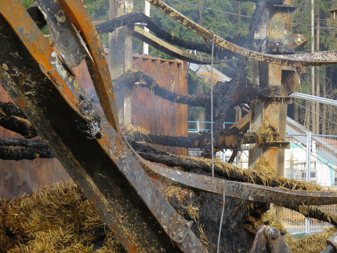 Es qualmt auch vier Tage nach dem Brand noch hie und da aus den Trümmern