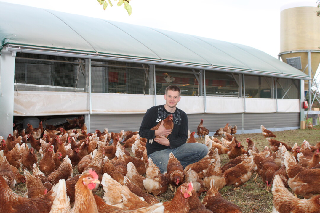 Simon Sperling am H�hnermobil