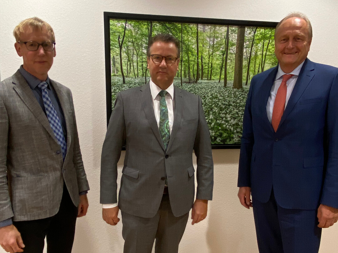   (v.l.) LBV-Hauptgesch�ftsf�hrer Marco Eberle und Bauernpr�sident Joachim Rukwied mit Landwirtschaftsminister Peter Hauk.