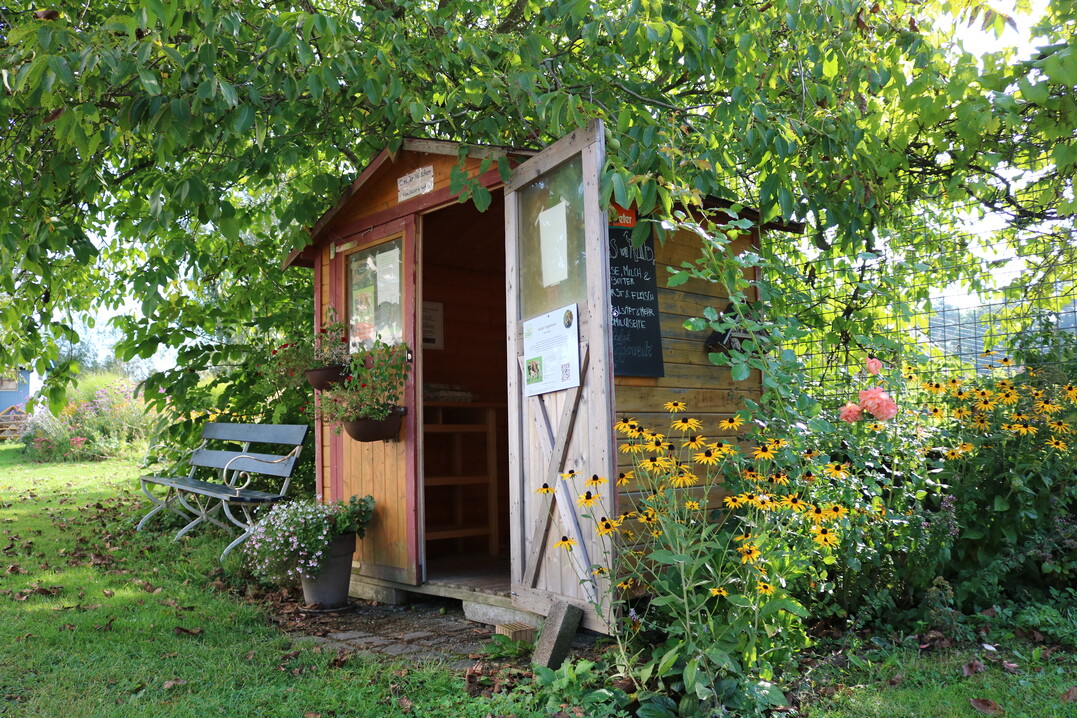      Im "Genie�erh�ttle" mit Vertrauenskasse gibt es einen K�hlschrank mit verschiedenen K�sesorten, Wurst und nat�rlich leckerer Heumilch.