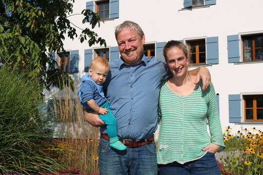     Rolf Holzapfel mit Ehefrau Eva und Sohn Gustav: Auf dem Hofgut Voggenreute sind sie zu Hause und produzieren hochwertige Demeter-Heumilch. Die Vermarktung l�uft �ber die gegr�ndete Erzeugergemeinschaft.