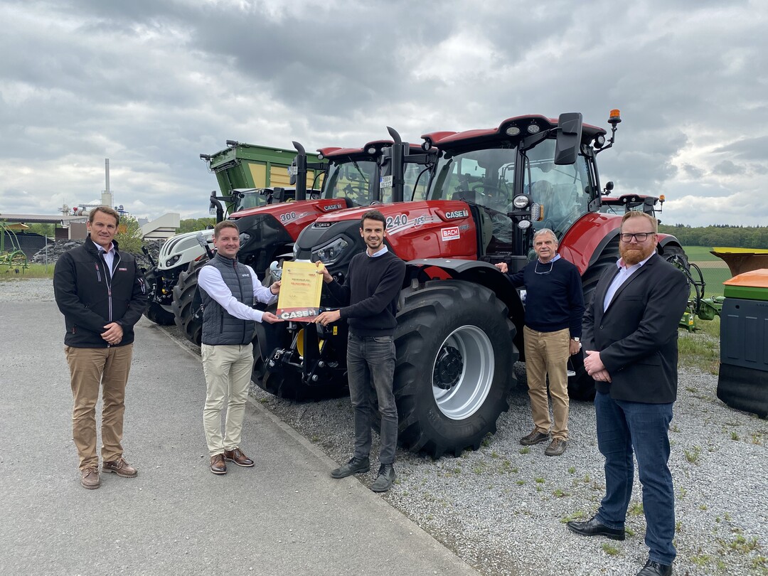  Bei der Verleihung. Von links: Christian Mewes (Verkaufsleiter Case IH Deutschland), Jona Hormann (Gebietsverkaufsleiter Case IH), Julian Bach, Karl Bach, Felix Schier (H�ndlernetzentwicklung Case IH).