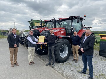  Bei der Verleihung. Von links: Christian Mewes (Verkaufsleiter Case IH Deutschland), Jona Hormann (Gebietsverkaufsleiter Case IH), Julian Bach, Karl Bach, Felix Schier (H�ndlernetzentwicklung Case IH).