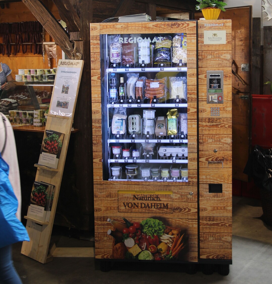 Nat�rlich von daheim: Ein Verkaufsautomat randvoll mit Leckereien aus dem L�ndle.