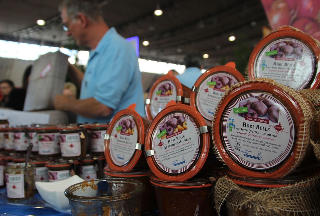 Eine klassische Speisezwiebel altmodisch verpackt: Auch das spricht neue Kunden an.