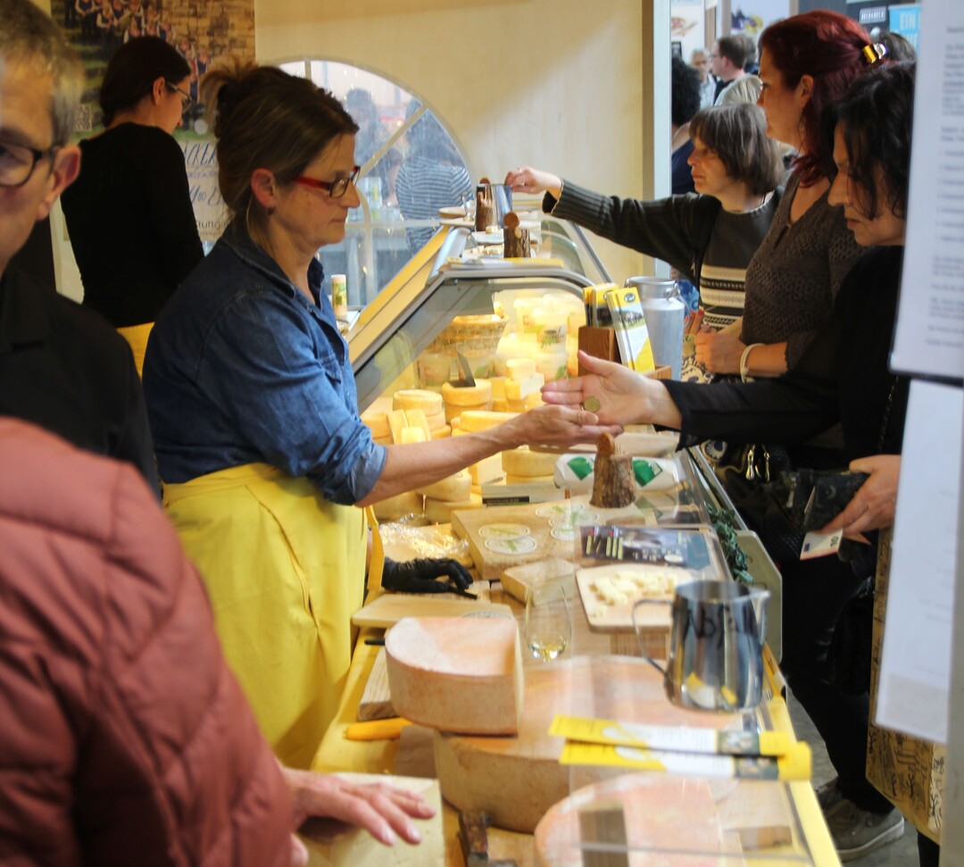 Auch wenn die Slow Food in Stuttgart immer internationaler wird: Regionale Erzeuger aus Baden und W�rttemberg sind weiterhin stark vertreten. Im Bild ein Stand f�r Hofk�se von der Schw�bischen Alb.